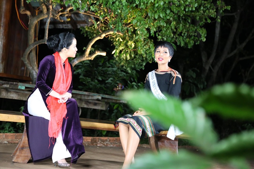 Hoa hậu H'Hen Niê bình dị trong ngày trở về với buôn làng