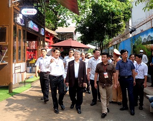 Nguyên Chủ tịch nước Trần Đức Lương thăm Đường sách và Bảo tàng tỉnh