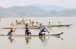 Sôi nổi Hội đua thuyền độc mộc trên hồ Lắk