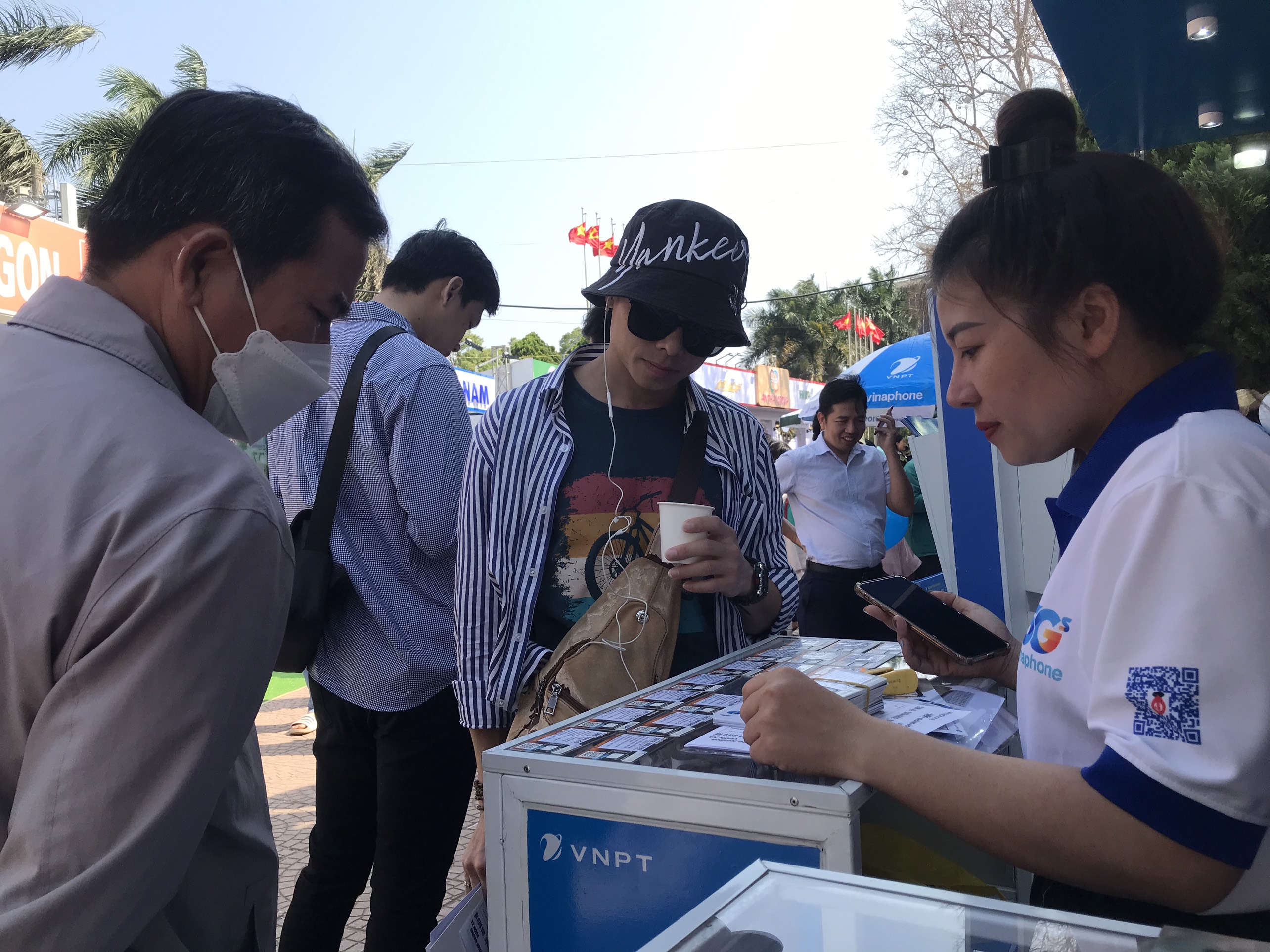 Thỏa sức trải nghiệm công nghệ thực tế ảo AR/VR với sóng VinaPhone 5G tại Lễ hội cà phê Buôn Ma Thuột lần thứ 8 năm 2023.