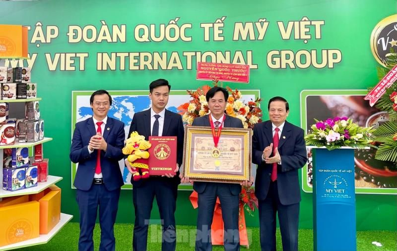 Trao Chứng nhận kỷ lục "Hộp cà phê hòa tan lớn nhất Việt Nam"