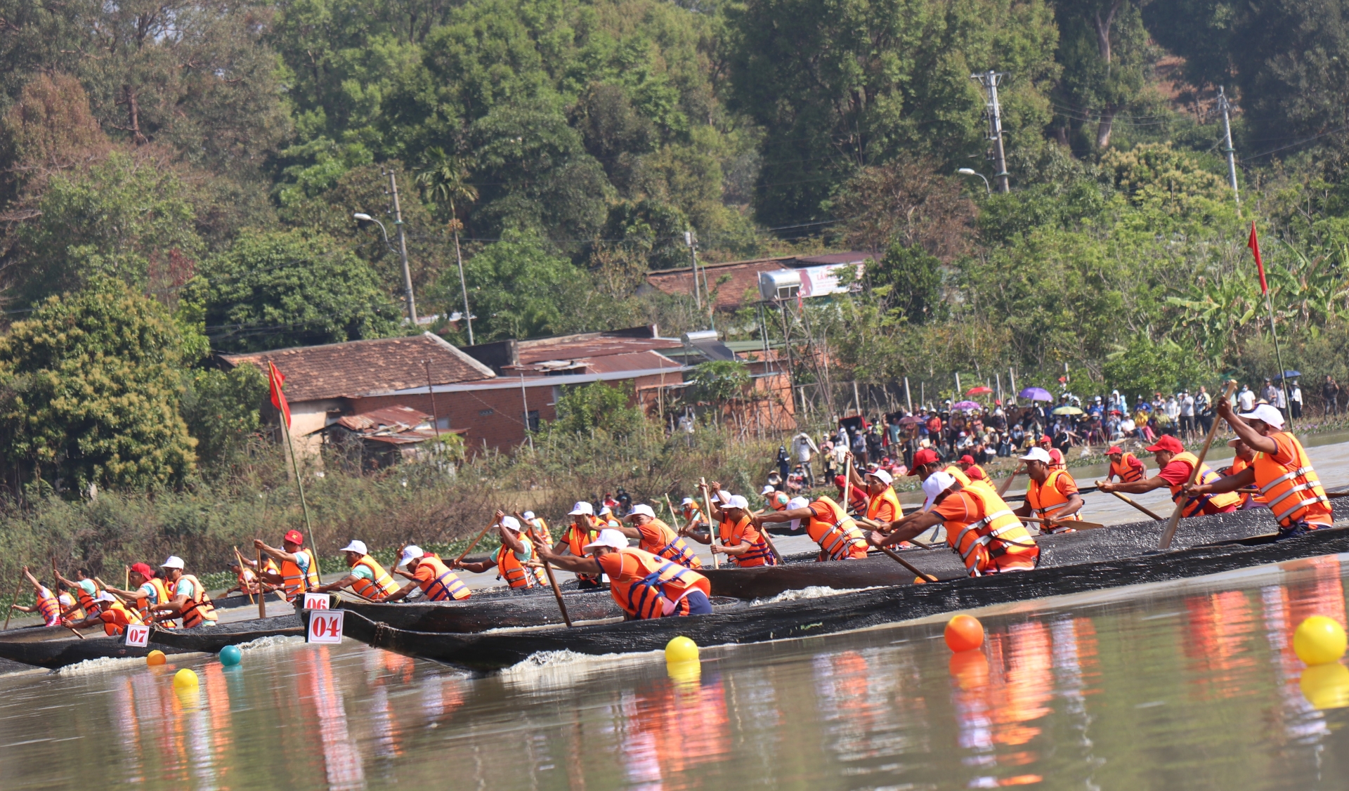 Sôi nổi Hội đua thuyền độc mộc huyện Lắk lần thứ 3