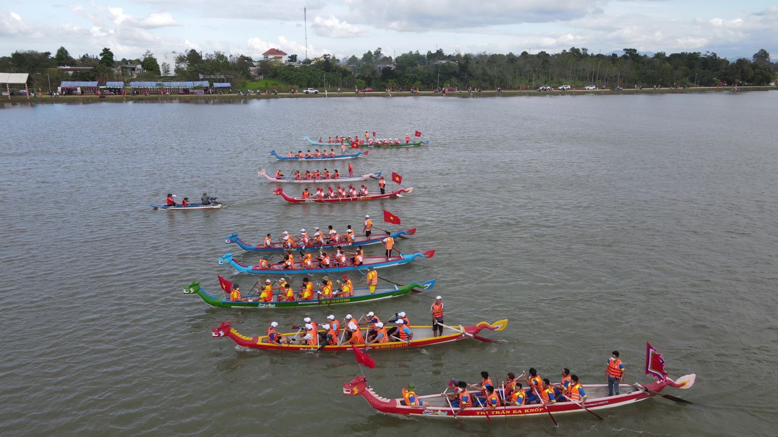Khai mạc giải đua thuyền trong khuôn khổ Ngày hội Văn hóa các dân tộc huyện Ea Kar lần thứ II năm 2023