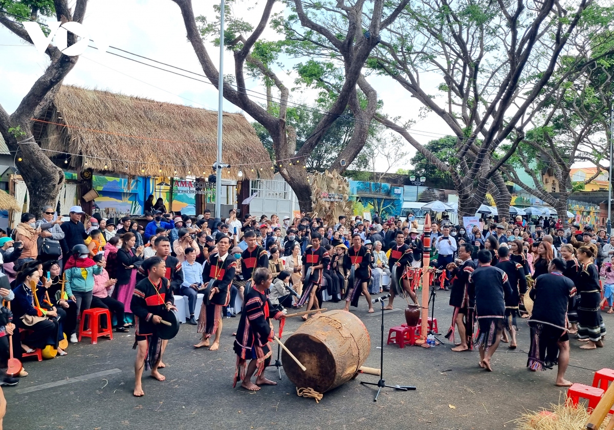 Hôm nay (13/3), tại tuyến phố đi bộ đường Phan Đình Giót, thành phố Buôn Ma Thuột (Đắk Lắk) diễn ra chương trình văn nghệ dân gian với chủ đề “Nhịp điệu cao nguyên”.